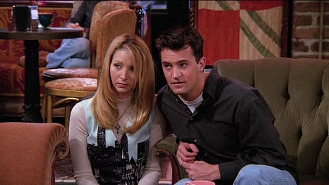 A still of Lisa Kudrow and Matthew Perry from 'Friends'